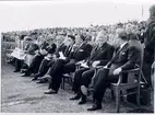 Falköpingsutställningen 1951. Falköpings Hantverks- och Industriförening. Prins Bertil i mitten, t.v. kamrer Börjesson och stadskamren Ahrne. Bakom prinsen ungdomarna Dan Larsson och Urban Lundberg.