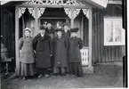 Aspelund. Personer: Mia, Josef, Stina, Anton och Matilda Johansson samt Birger Warrén. År: troligen 1911.