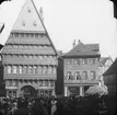 Skioptikonbild med motiv markad på torget i Hildesheim, framför Pfleiderhaus.
Bilden har förvarats i kartong märkt: Hildesheim. Serien E.