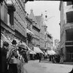 Skioptikonbild med motiv från handelgata i Köpenhamn vid sekelskiftet 1900.