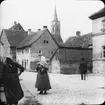 Skioptikonbild med motiv av gata i Iphofen. St Veit kyrka i bakgrunden.
Bilden har förvarats i kartong märkt: ?