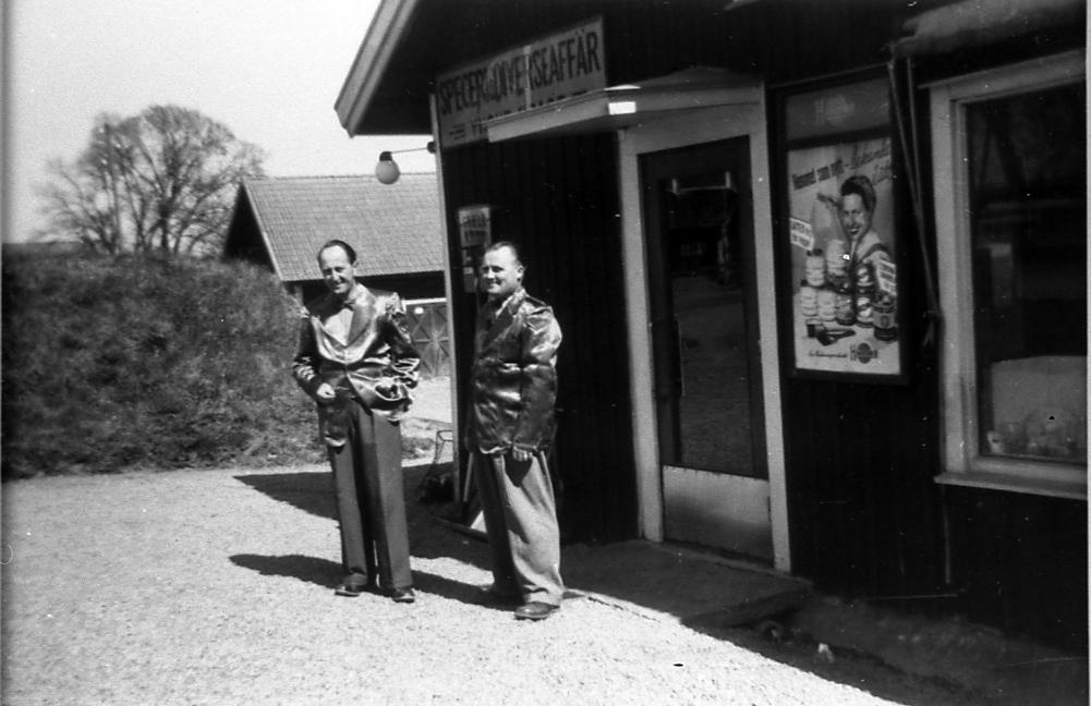 Affären i Leaby. Yngve Brage och Gösta Arvidsson framför butiken.