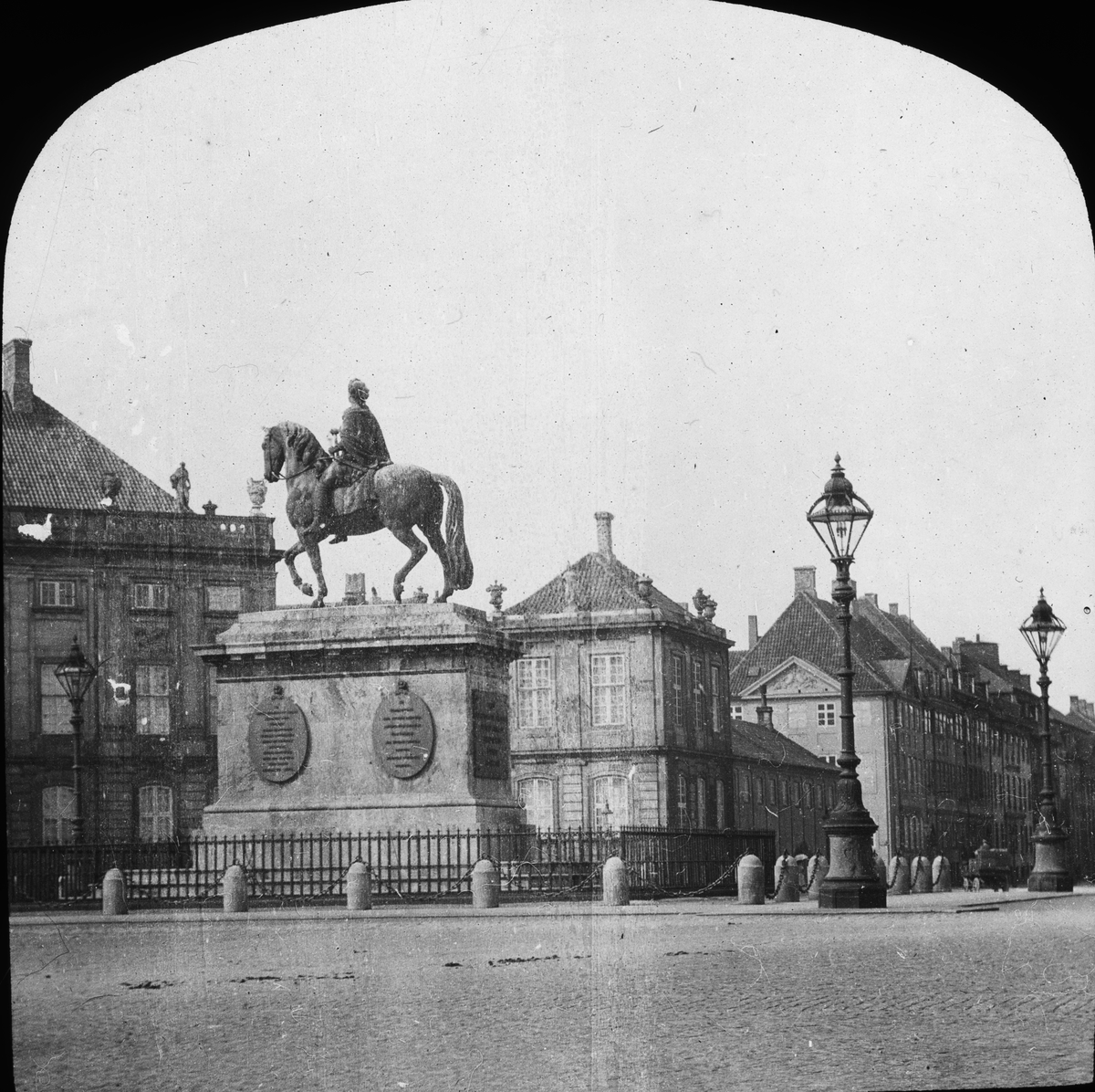 Skioptikonbild med motiv från Amalienborg Slotsplads, Köpenhamn.
Bilden har förvarats i kartong märkt: ?