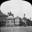 Skioptikonbild med motiv från Amalienborg Slotsplads, Köpenhamn.
Bilden har förvarats i kartong märkt: ?