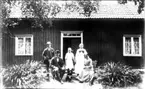 Gamla stugan till Dages på Heden. Fr.v. Johan Dag, Alfred Dag (död 1936), feriebarn, dottern Sigrid och hustrun Selma. Nya huset byggde Arvid Moberg.