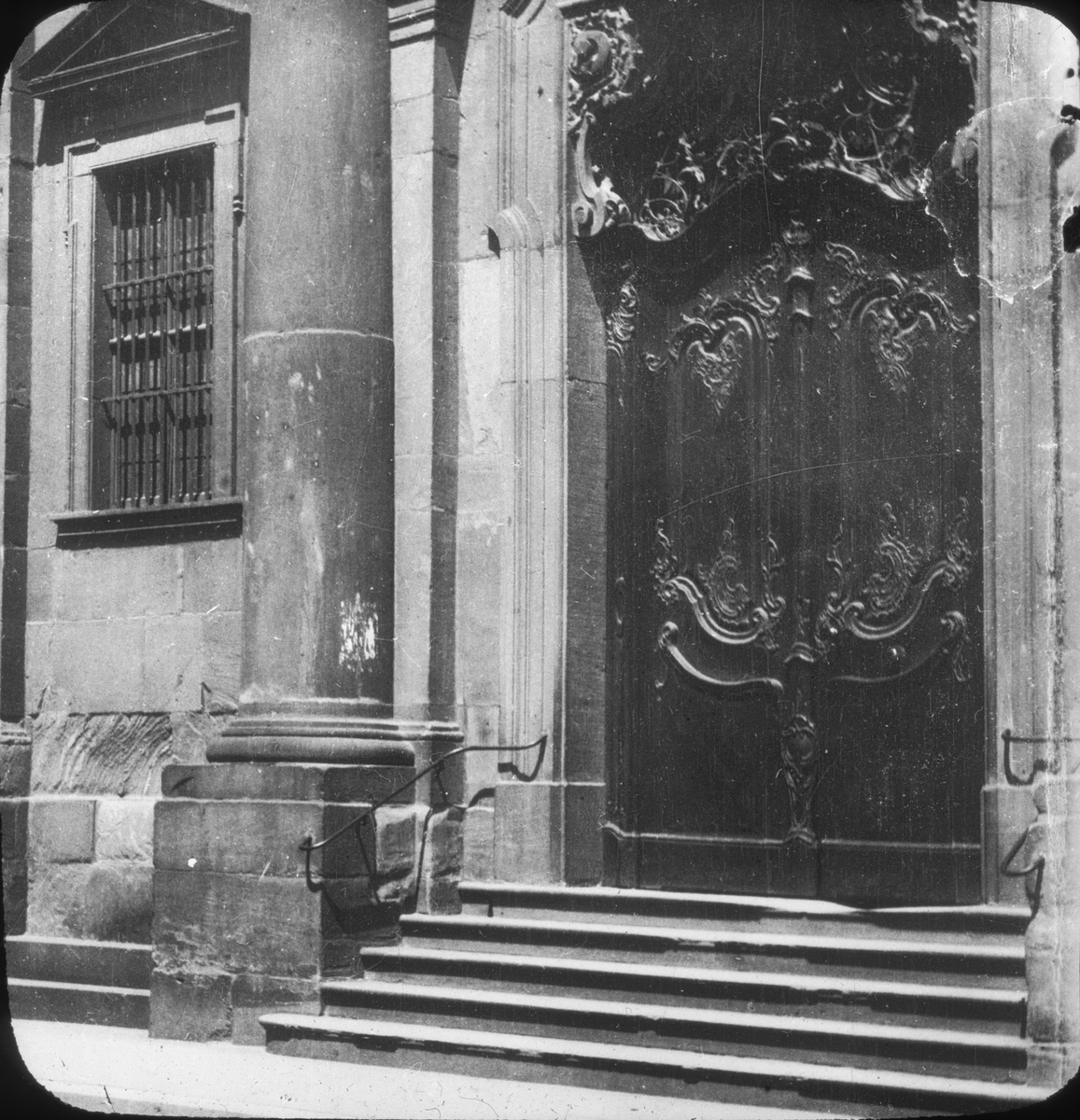 Skioptikonbild med motiv från kyrkan St Peter i Mainz.
Bilden har förvarats i kartong märkt: Mainz. Rhen.