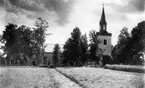 Floby kyrka, i förgrunden den då nya kyrkogården.