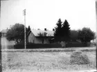 Skräddare Alfred Söderlunds hus (nr 25 i gamla husnumreringen). Huset t.v. är Ljunggrens på Bäckadeln och t.h. Albin Berntssons hus.