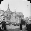 Skioptikonbild med motiv av torg i Rostock med St. Marien Kirche i bakgrunden.