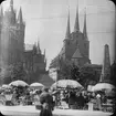 Skioptikonbild med motiv av torgmarknad framför domen St. Marien och kirche St. Severus i Erfurt.