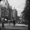 Skioptikonbild med motiv från London med biografen Empire vid Leicester square.
Bilden har förvarats i kartong märkt: ?