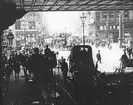 Skioptikonbild med motiv av trafikerad gata i London vid sekelskiftet 1900. Bakerstreet.
Bilden har förvarats i kartong märkt: ?