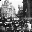 Skioptikonbild med motiv av trafik i korsningen Cornhill och Lombard street i London vid sekelskiftet 1900. Byggnaden tillhörde Liverpool and London and Globe Insurance Company.
Bilden har förvarats i kartong märkt: ?