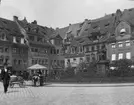 Skioptikonbild med motiv från Nürnberg, 1901. Staty av Hans Sachs. Bebyggelsen förstördes under andra världskriget, statyn klarade sig.
Bilden har förvarats i kartong märkt: Nürnberg. II.