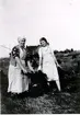 Risholmens mosse. 1930-talets senare hälft. Kapning av torv. Ester Fransson och hennes dotter, Dagny Fransson (nu Andersson).