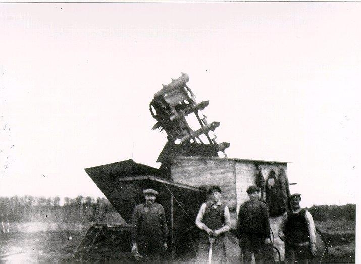 Rogestorps bränntorvsfabrik omkring 1920-24. Man började torvupptagningen här omkring 1915 och fortsatte verksamheten fram till 1924. Från vänster: Karl Lager (som arbetat på Redberga innan han kom till Rogestorp), Arvid Jansson (farbror till John Karlsson), "Karl-Express" (han kallades så), Johan Jansson (förman).