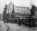 Skioptikonbild med motiv från torgmarknad i Nürnberg.
Bilden har förvarats i kartong märkt: Nürnberg. XI.