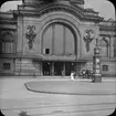 Skioptikonbild med motiv av Hauptbanhoff, järnvägsstationen i Dresden.
Bilden har förvarats i kartong märkt: ?