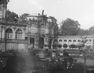 Skioptikonbild med motiv från kurfurstepalatset  Zwinger i Dresden. Del av byggnaden, Wallpavillion.
Bilden har förvarats i kartong märkt: ?