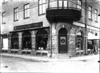 Beklädnadsaffären, 
hörnet Dotorpsgatan - Storgatan.