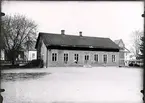 Tomten för nya skolbygget från Botvidsgatan. Gamla Biblioteket och transformator. Vy från skolgården före 1949.