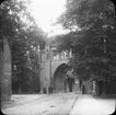 Skioptikonbild med motiv av port i stadsmuren i Neubrandenburg. Freilander Tor.
Bilden har förvarats i kartong märkt: Resan 1912. Neubrandenburg. Text på bild: 