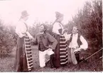 Planteringsförbundets park. Medverkande i Planteringsförbundets sommarfest 1897. Från vänster fröken Hildur Peterson - Nyborg, stationskrivare Karl Lagergren, fröken Hilma Ericson gift Forsberg, köpman Viktor Strömberg. Gåva och namnuppgifter av fru Sigrid Lundin, Falköping.