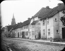 Pfaffenstrasse i Neubrandenburg, med Marienkirche i bakgrunden.

Bilden har förvarats i kartong märkt: Resan 1912. Neubrandenburg. Text på bild: 