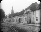 Skioptikonbild med motiv från gatan Friedlander strasse  eller Neutorstrasse i Neubrandenburg
Bilden har förvarats i kartong märkt: Resan 1912. Neubrandenburg. Text på bild: 