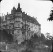 Skioptikonbild med motiv av renässansslottet Schloss Güstrow.
Bilden har förvarats i kartong märkt: Resan 1912. Güstrow. Neubrandenburg. Text på bild: 