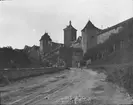 Skioptikonbild med motiv från utanför stadsmurarna i Rothenburg.
Bilden har förvarats i kartong märkt: Rothenburg IV.