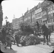 Skioptikonbild med motiv från Hannover. Avlastning av gröna grenar, pingstafton 1901.
Bilden har förvarats i kartong märkt: Frankfurt. A.m. Hannover. Text på bild: 