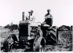 Risholmen 1940. John Karlsson med traktor för körning på mossen.