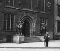 Skioptikonbild med motiv av okänd man framföt okänt hus i Bremen.
Bilden har förvarats i kartong märkt: Resan 1904. Bremen II.