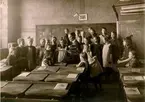 Folkskolan. Folkskollärare Amalia Johnsson med skolklass.