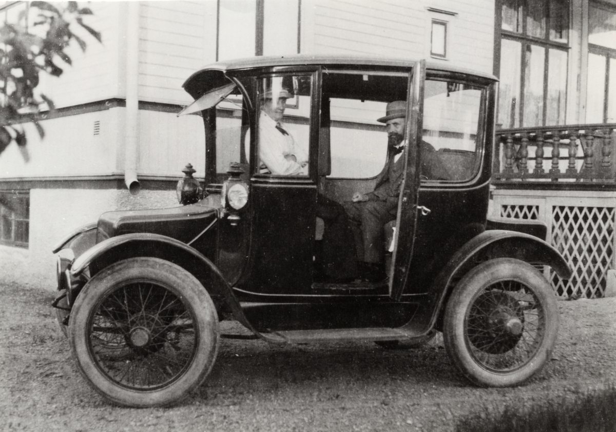 Elektrisk bil av typen Detroit electric, inköpt av ingenjör Karl Cronin ca. 1920. Cronin var anställd vid Djursholms elverk 1909-1932.