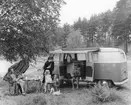 Semesterbild. Familj på campingsemester i Volkswagenbuss (Folkvagn).