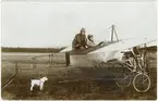 En kvinnlig flygare vid dr. E. Thulins flygskola, föken Ruth Bergman och herr C.A. Werstman (Sveriges yngsta flygare, 17 år).
Bilden publicerad i Hvar 8 Dag XVIII:42, juli 1917.