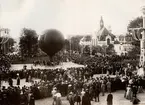 Ballonguppstigning under Allmänna Konst- och Industriutställningen i Stockholm 1897. Ballongen fördes av dansken Johannessen och passagerare var fotografen Oscar Halldin.