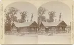 Stereobild med motiv av Svenska skolan, folkskolebyggnad i svenska paviljongen vid Världsutställningen i Philadelphia 1876.