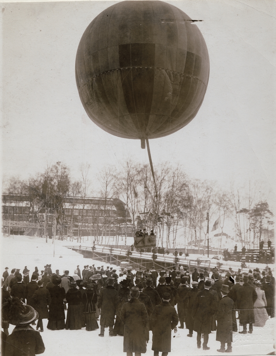 Ballontävling vid Nordiska spelen 1909. Ballongen "Andrée" startar, en kulballong på 1500 kbm, tillhörig Kungliga Svenska Aeronautiska Sällskapet. I ballongkorgen står Vilhelm Swedenborg, Hans von Euler-Chelpin och Gustaf Walfrid Versteegh.