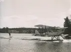 Surfing efter flygplan, omkring 1930.