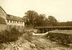 Bro- och dammbyggnas över Lyckebyån vid Mariefors nu nedlagda fabriker i Augersrum socken, Blekinge län.
För fotografiet erhöll fotografen S.T.F:s Foto Stipendium 1904.