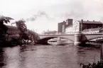 Nya Bergsbron i Norrköping vid Bergs Klädesfabrik.
Med fotografiet medverkade fotografen i Svenska Turistföreningens Pristäflan 1902.