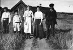 På nuvarande Stora Älebergs ägor i Gökhems socken låg torpet Galgaberget, bebott intill slutet av 1920-talet av Klas  Gustafsson och hans syster Helga och Helgas tre barn . 
Det märkliga med byggnationen var, att ladugården var vidbyggd i vinkel intill boningshuset. På fotot ser vi Klas och Helga och den senares tre barn. Alla flyttade till Stommen i Ullene.