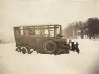 Prov med postbuss på skidor på Ladugårdsgärdet den 12 januari 1924. Vid ratten Thorsén. I bussen Generaldirektör Juhlin.