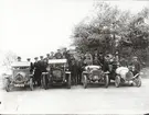 Elever vid Eric Lundviks körskola, samlade kring fyra automobiler, troligen i utkanten av Östermalm, omkring 1915-1920.