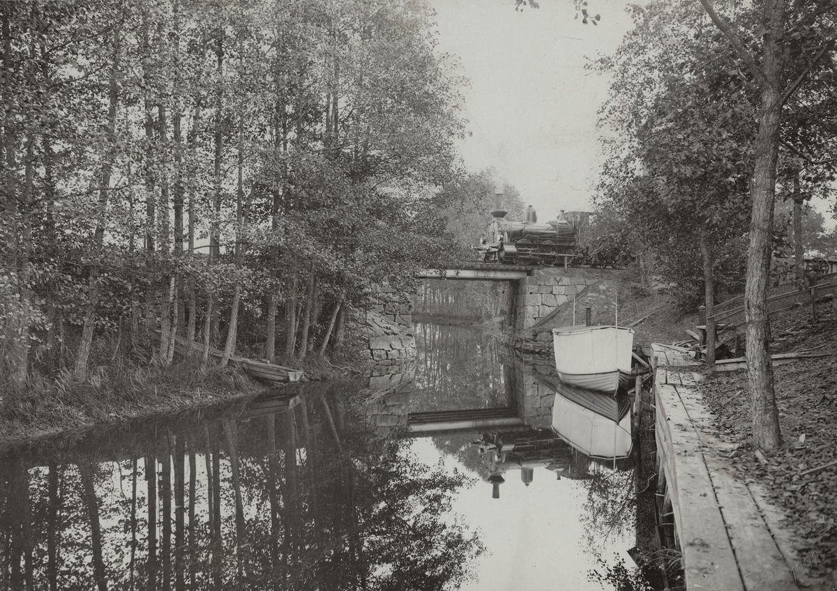 Parti från Sparreholm i Södermanland 1901. Lok på järnvägsbro.