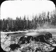 Skioptikonbild med motiv av het underjordisk källa, möjligen i Yellowstone Nationalpark.