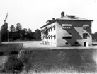 Vilskegården sedd från söder. Invigd 9/10 1936. Arkitekt Gustav Dahlström, byggmästare Axel Lans, kostnad 65.000:-.